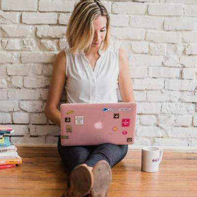 Ce sa faci atunci cand te simti coplesita si obosita din cauza jobului: 5 strategii care chiar functioneaza