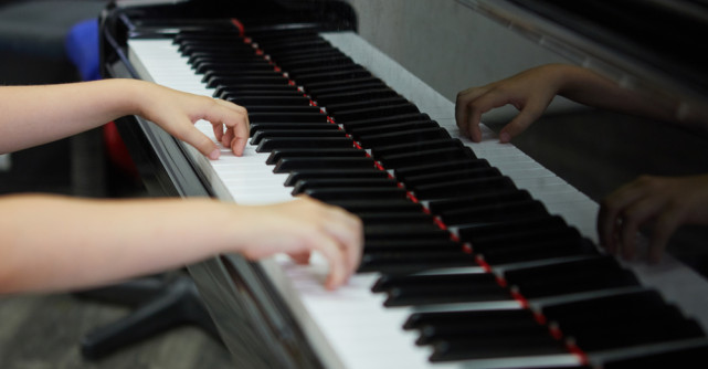 Solist de muzică populară, profesor de canto pentru 50 de copilaşi