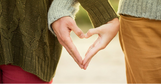 Cuplul perfect de Craciun: 3 tinute mix & match pentru voi doi