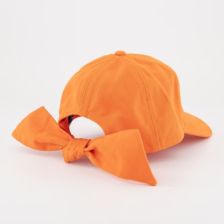 CHIC ȘI PROTEJATĂ DE SOARE CU 20 DE PĂLĂRII ȘI ȘEPCI