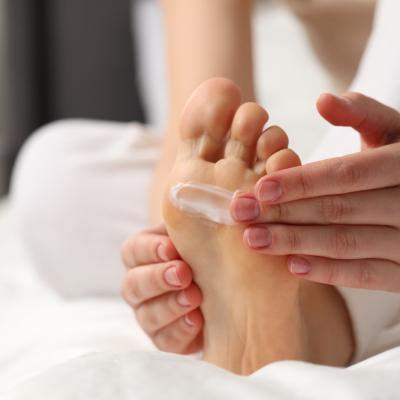 Scapă rapid de călcâie crăpate cu ingrediente simple, ieftine și naturale