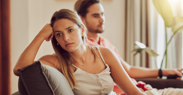 Semne că ești singură în relație, chiar dacă îți găsești scuze