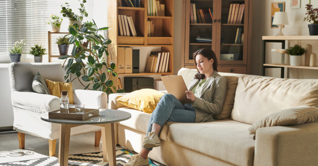 Ce obiecte folosești când îți amenajezi camera de zi?