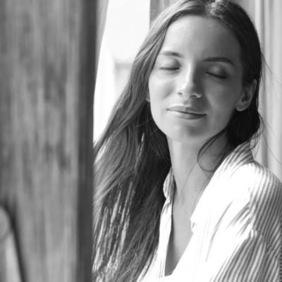 Tehnici de meditație sub duș care te ajută să fii mai fericită 