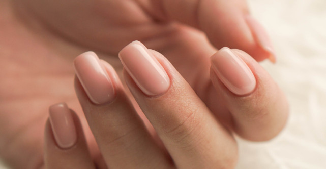 Tendinte manichiura vara: Se poarta unghiile nude