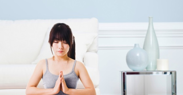 4 exercitii de yoga pe care le poti face in pijamale