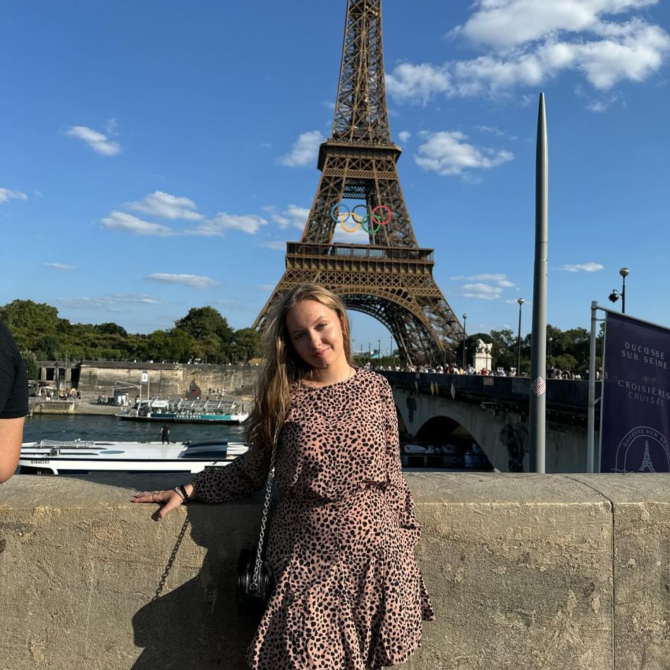 Alexia Tudose, fata cu brațele reatașate, a impresionat o țară întreagă cu vocea ei și cu o poveste de viață extraordinară