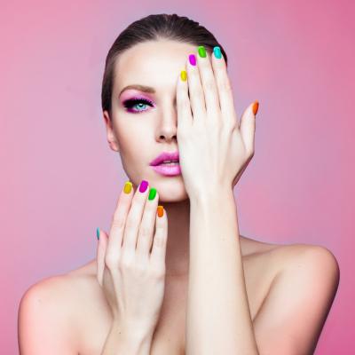 Curcubeu pe unghii: oje în culori vibrante