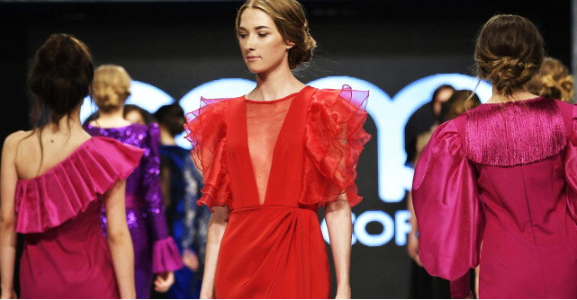 Rochia de seară în nuanțe tari te va plasa în centrul atenției