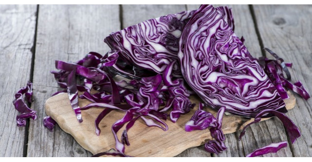 Varza rosie combate cancerul pulmonar. Cum trebuie consumata