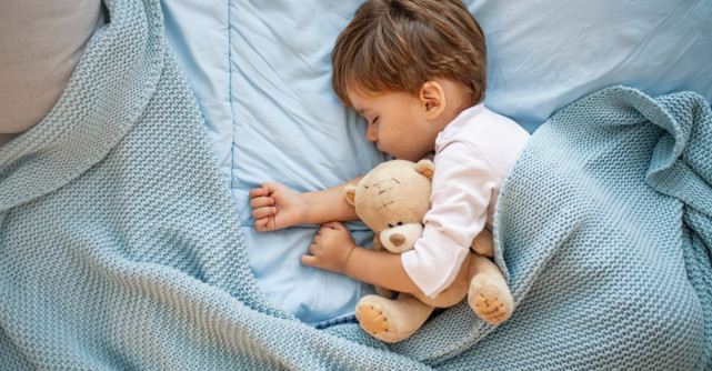 Strategii pentru părinți: Cum îți înveți copiii să doarmă singuri