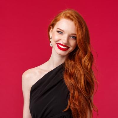 Beauty în culori: cum să combini armonios nuanța părului cu machiajul ochilor