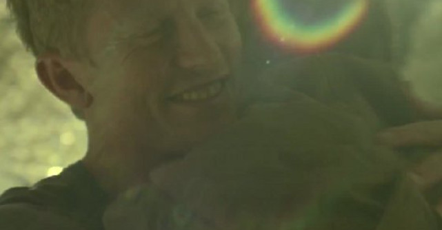 Video: Barbatul care ofera 1000 de euro fiecarui trecator de pe strada!