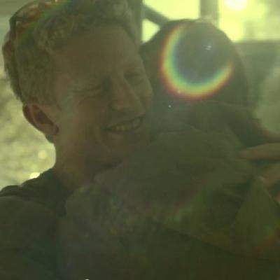 Video: Barbatul care ofera 1000 de euro fiecarui trecator de pe strada!