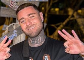 Scandal la alegeri: TJ Miles, dat afară din secția de votare – votul a fost posibil doar cu ajutorul AEP. Ce a pățit artistul