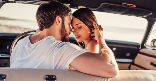 Top 5 poziții de sex în mașină: Intimitate și pasiune în spații restrânse
