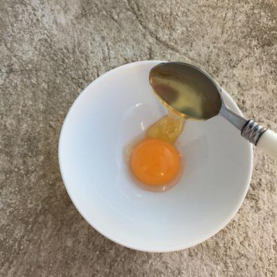 Adauga o lingura de miere peste galbenus. Ce urmeaza? Toate trebuie sa incercam ASTA