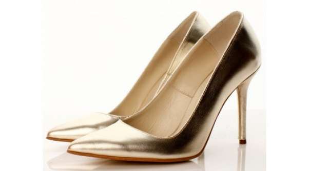 Must have: Pantofi stiletto din piele aurie