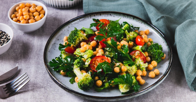 Gustări rapide care îți aduc fibre din plin: ce să mănânci între mese și de ce ai nevoie de fibre