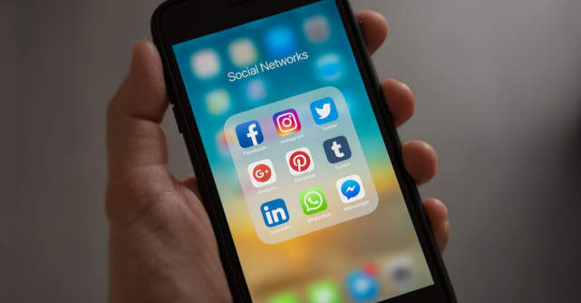 Să mă uit sau să nu mă uit în telefonul partenerului? Aceasta-i întrebarea! 4 argumente PRO și 5 argumente CONTRA