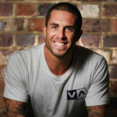 Supravietuitor al cancerului, dupa un juramant de tacere de 1 an de zile, James Aspey vine pentru prima oara in Romania