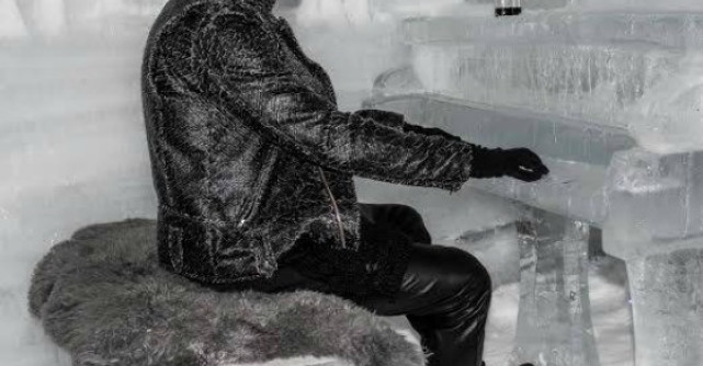 Sonny Flame s-a lasat In sufletul gol la Hotelul de Gheata pentru noul lui clip 