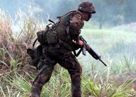 Un soldat rus este hrănit de un grup de ucraineni! Armata rusă este înfometată și rămâne fără combustibil!