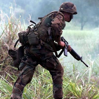 Un soldat rus este hrănit de un grup de ucraineni! Armata rusă este înfometată și rămâne fără combustibil!