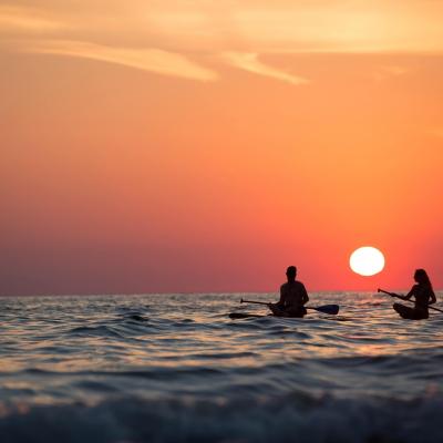 Compatibilitatea Săgetător și Vărsător: Suflete pereche care se caută dincolo de reguli și așteptări