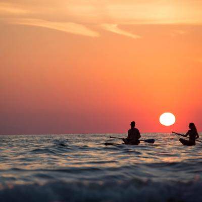 Compatibilitatea Săgetător și Vărsător: Suflete pereche care se caută dincolo de reguli și așteptări