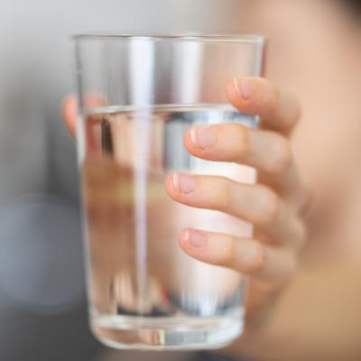 Sa bei mai multa apa chiar te ajuta sa slabesti? Ce spun nutritionistii 