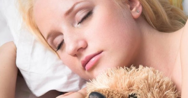 Video: Asa arata perna care te imbratiseaza in timp ce dormi!