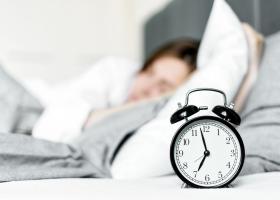 De ce somnul de weekend îți „strică” dimineața de luni