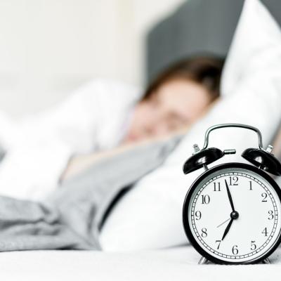 De ce somnul de weekend îți „strică” dimineața de luni