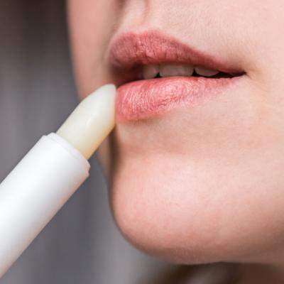 Buzele tale sunt mereu uscate, deși aplici balsam? Motivul pentru care produsul preferat poate să nu fie suficient