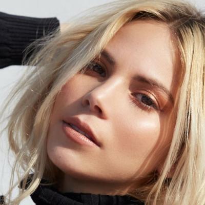 Oferă un aspect radiant, impecabil tenului folosind cosmetice de lux cu texturi satinate!