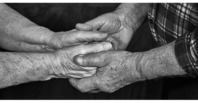 Acest batranel nu avea bani sa ii cumpere sotiei sale un pieptene. Ce a facut femeia? 