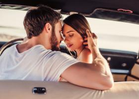 Top 5 poziții de sex în mașină: Intimitate și pasiune în spații restrânse