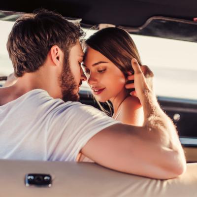 Top 5 poziții de sex în mașină: Intimitate și pasiune în spații restrânse