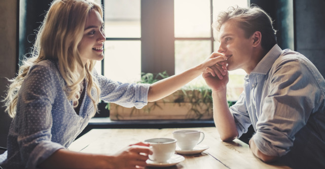 Zece semne că un bărbat este topit după tine