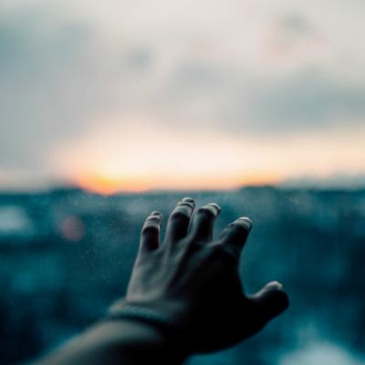  13 Motive pentru care persoanele care au un suflet batran isi gasesc greu iubirea