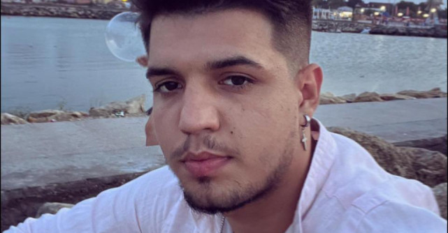 Mama lui Babasha, încurajări pentru fiul său, după ce sute de oameni l-au huiduit: Dumnezeu te-a luat în brațe...