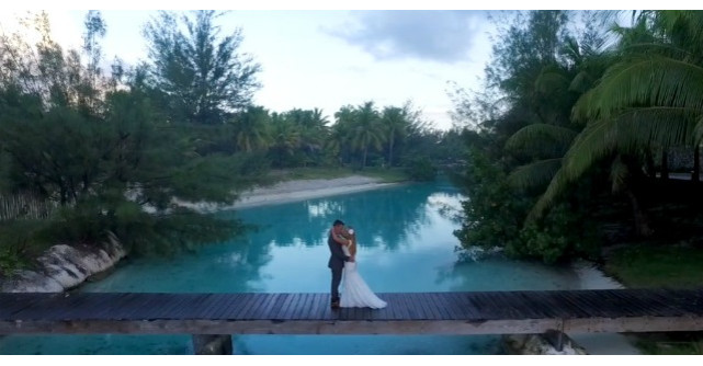 Acesti doi tineri s-au casatorit in PARADIS. Iata cum arata albumul lor de nunta