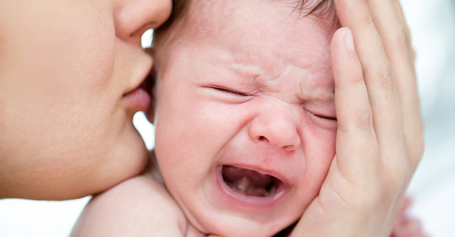 De ce plânge bebelușul și cum îl liniștim