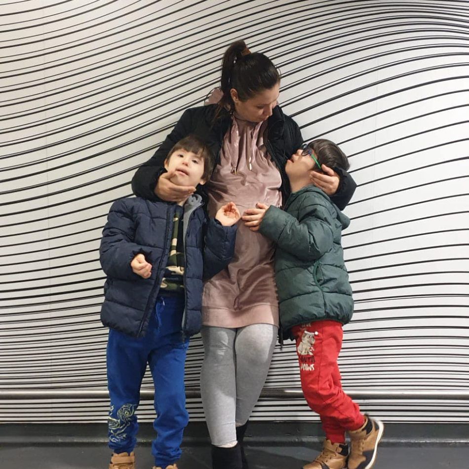 Motivul pentru care Cristina Bălan  nu le-a spus gemenilor săi că suferă de sindromul Down:  Ar mânca și s-ar juca altfel?