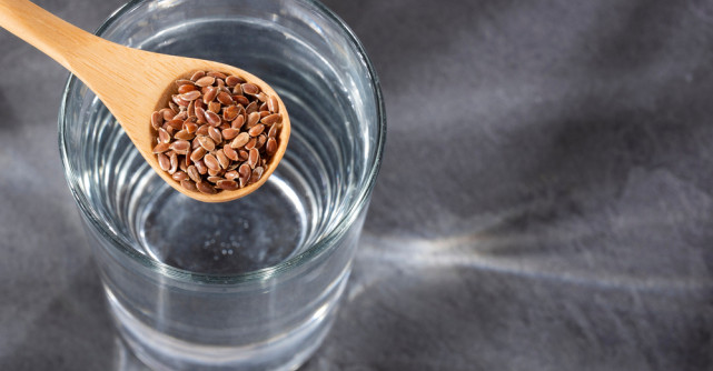 Apă cu semințe de in: Băutura care reglează tranzitul intestinal și reduce pofta de dulce