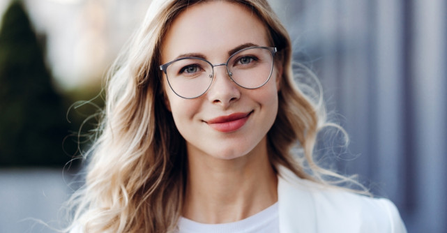 Porți ochelari, dar simți că nu găsești niciodată rama perfecta? Descoperă cum alegi ochelarii de vedere potriviți feței tale