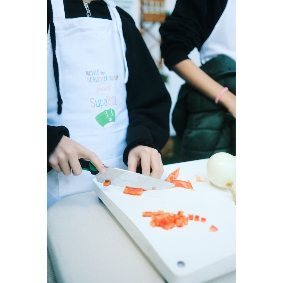 Nestlé a invitat copiii să pregătească cea mai mare supă de legume din România