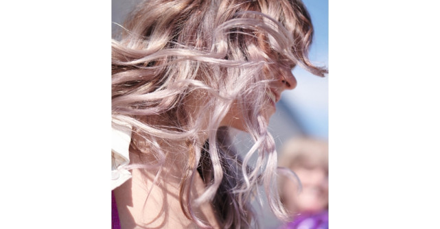 Cum îți păstrezi părul sănătos după decolorat?