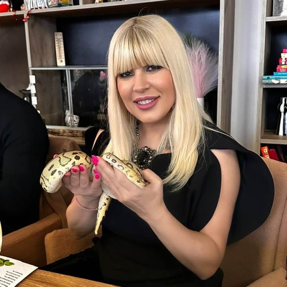 Elena Udrea provoacă controverse. Fotografia cu fiica ei și un șarpe exotic face valuri pe internet